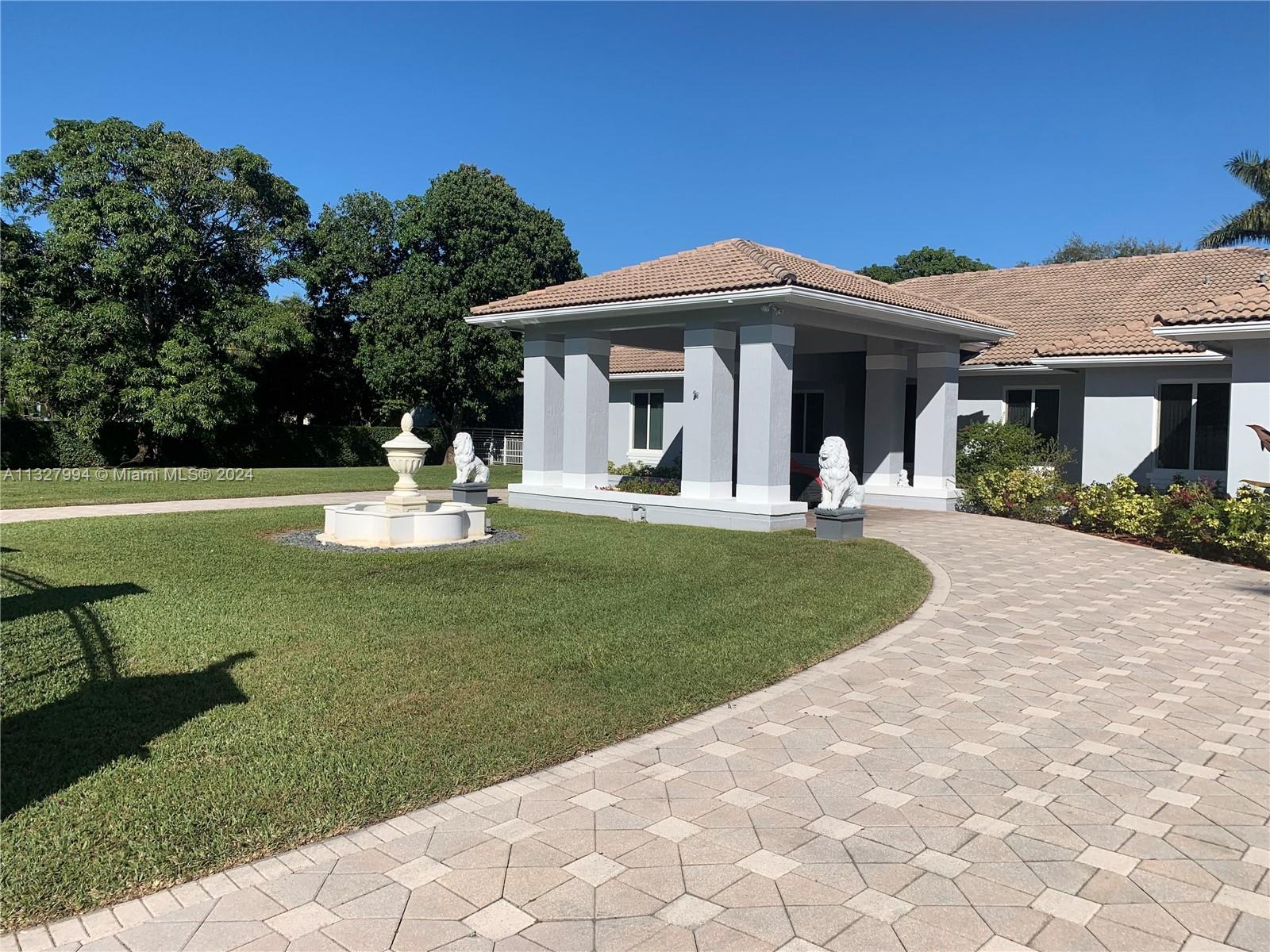 Circular Driveway/Porte Cochere