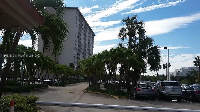 400 Kings Point Dr 715, Sunny Isles Beach, Florida 33160, 1 Bedroom Bedrooms, ,1 BathroomBathrooms,Residential,For Sale,400 Kings Point Dr 715,A11333986