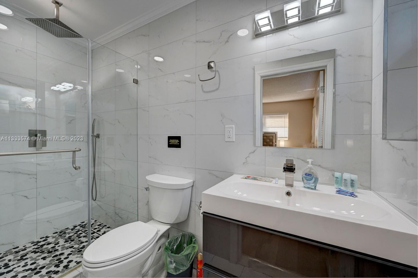 947 Washington St, Hollywood, Florida 33019, 5 Bedrooms Bedrooms, ,2 BathroomsBathrooms,Residentiallease,For Rent,947 Washington St,A11333574