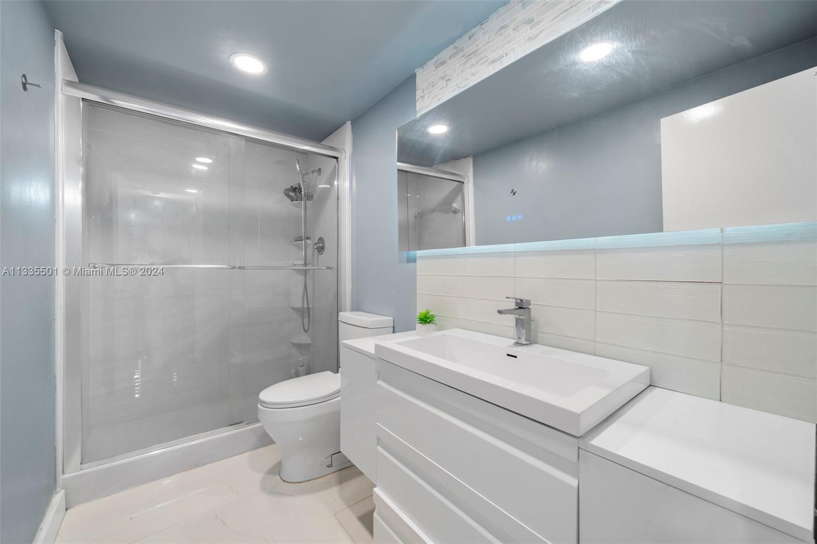 300 Bayview Dr, Sunny Isles Beach, FL, 33160 United States, 2 Bedrooms Bedrooms, ,2 BathroomsBathrooms,Residential,For Sale,Bayview Dr,A11335501