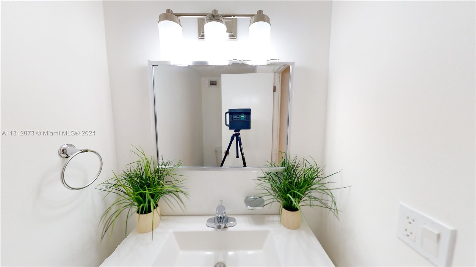 2500 Parkview Dr 1410, Hallandale Beach, Florida 33009, 1 Bedroom Bedrooms, ,1 BathroomBathrooms,Residential,For Sale,2500 Parkview Dr 1410,A11342073