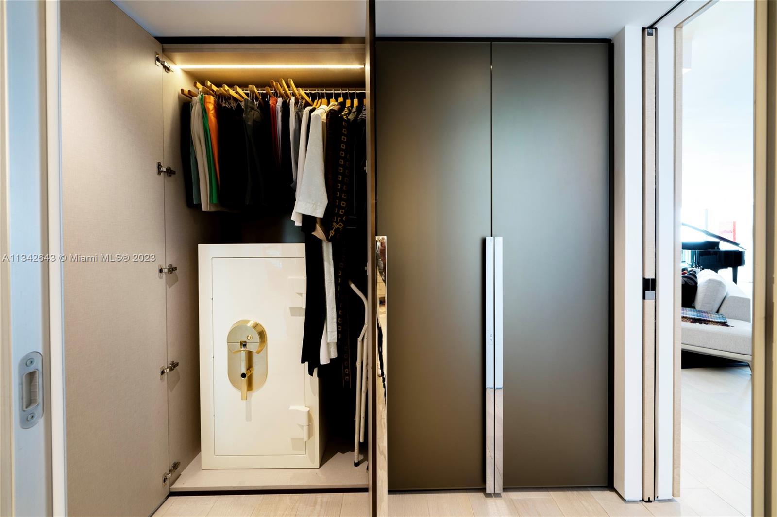 High quality safe, staying with the unit!