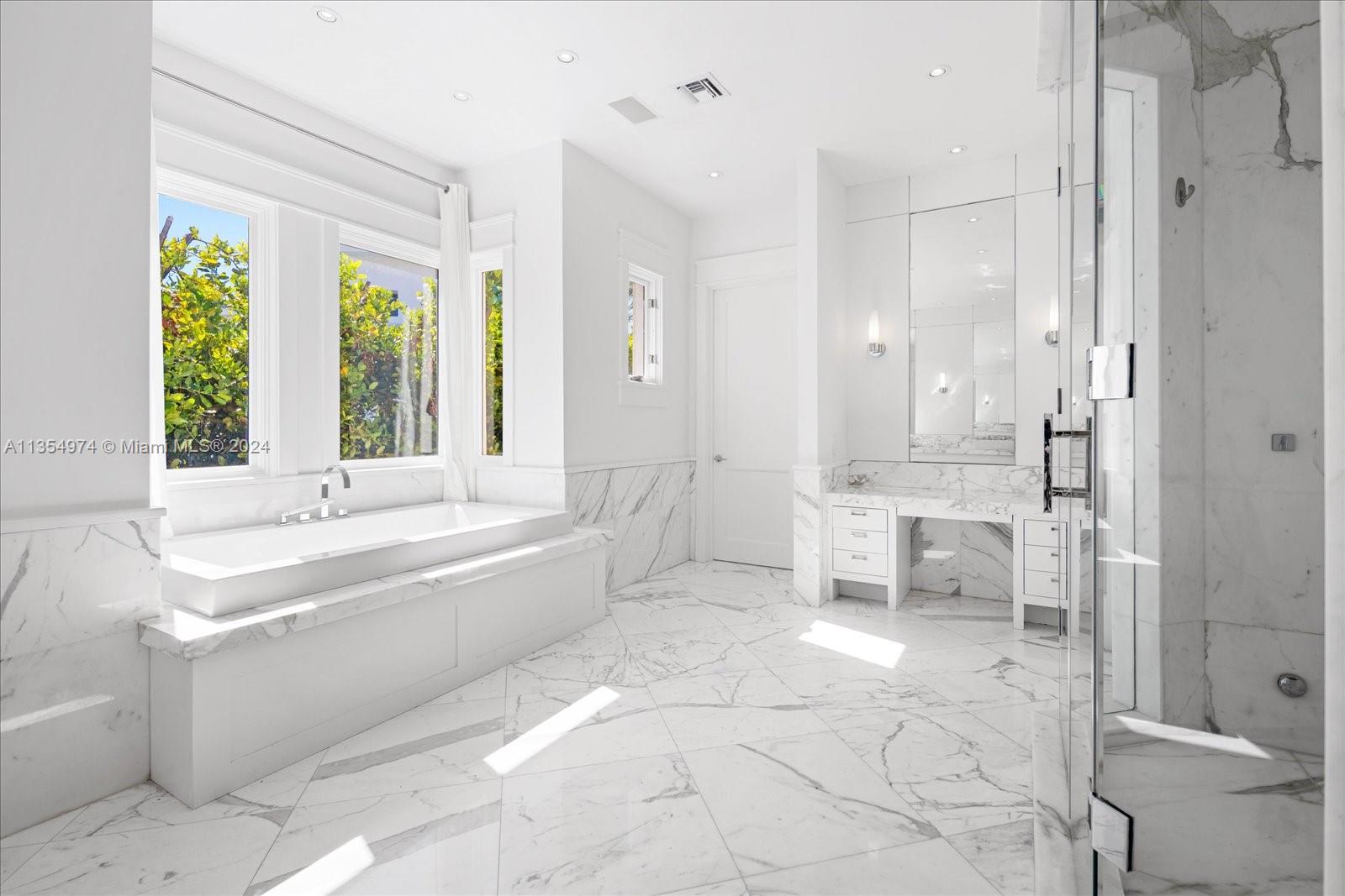 4340 N Bay Rd, Miami Beach, Florida 33140, 6 Bedrooms Bedrooms, ,6 BathroomsBathrooms,Residentiallease,For Rent,4340 N Bay Rd,A11354974