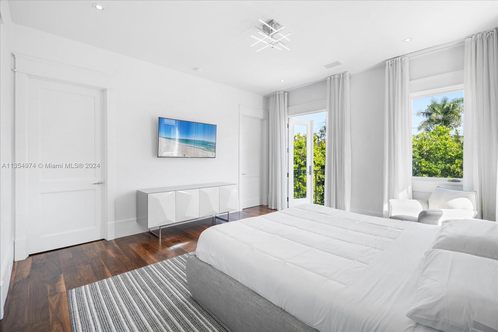 4340 N Bay Rd, Miami Beach, Florida 33140, 6 Bedrooms Bedrooms, ,6 BathroomsBathrooms,Residentiallease,For Rent,4340 N Bay Rd,A11354974