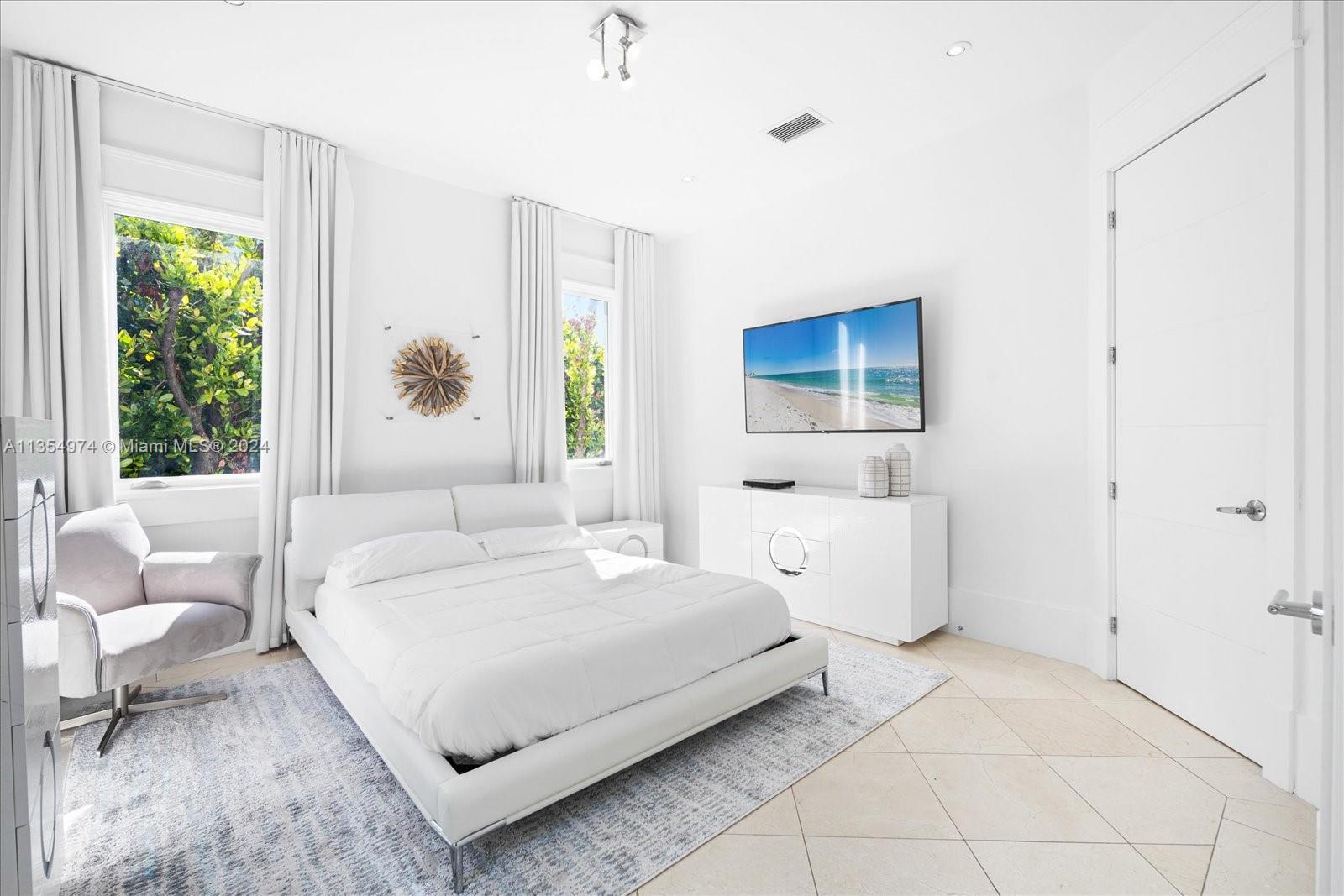 4340 N Bay Rd, Miami Beach, Florida 33140, 6 Bedrooms Bedrooms, ,6 BathroomsBathrooms,Residentiallease,For Rent,4340 N Bay Rd,A11354974