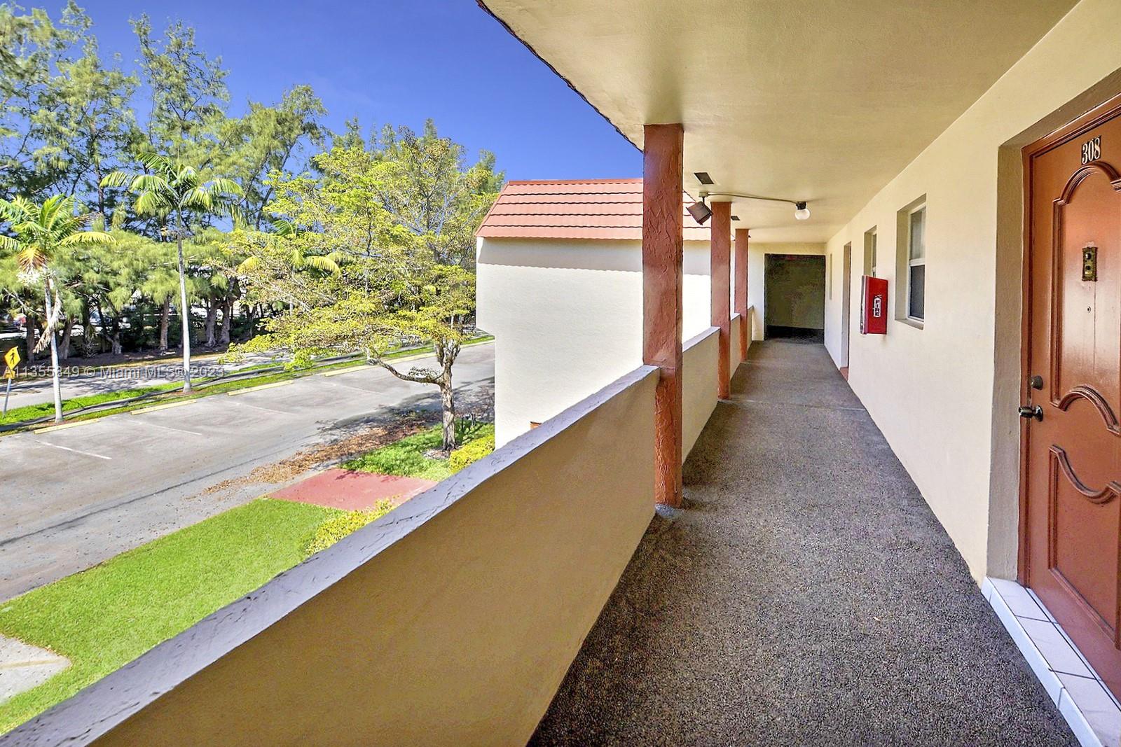 2700 W Sunrise Lakes Dr #308, Sunrise, Florida image 4