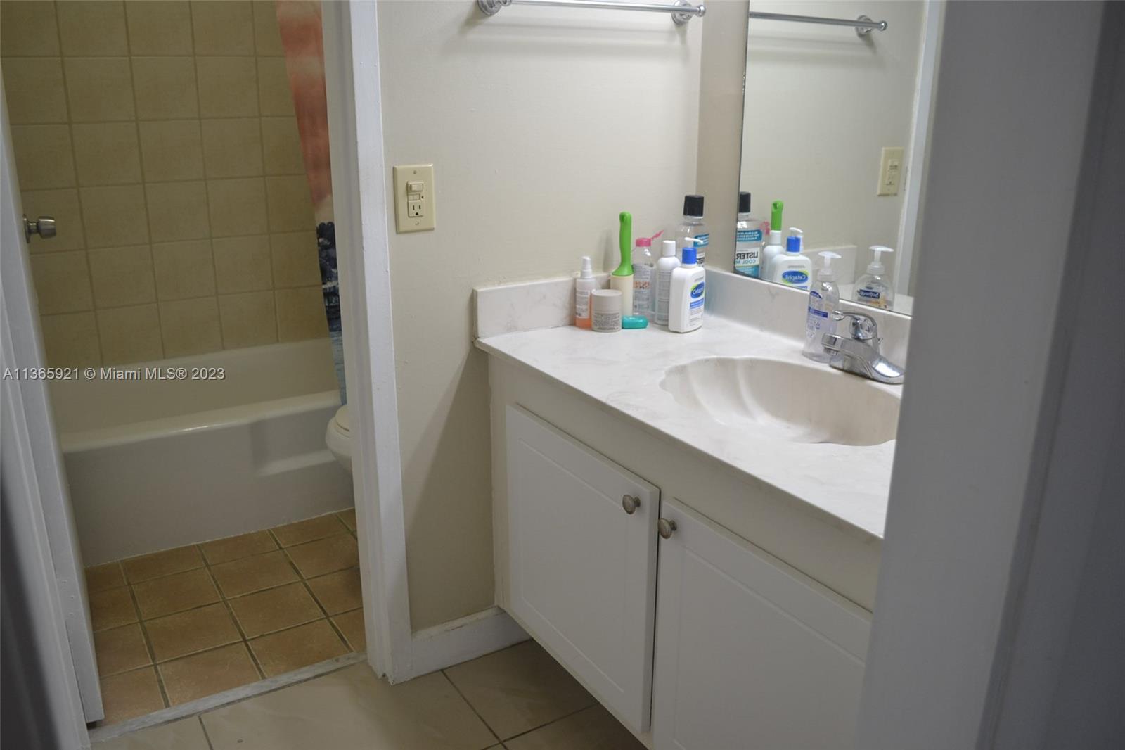 2000 NE 135th St 702, North Miami, Florida 33181, 1 Bedroom Bedrooms, ,1 BathroomBathrooms,Residential,For Sale,2000 NE 135th St 702,A11365921