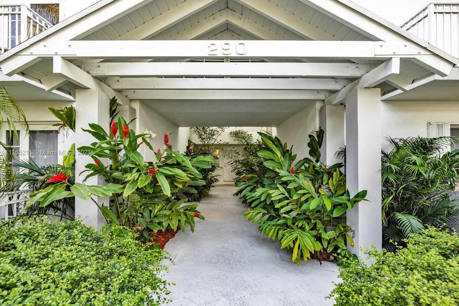 Recently remodeled, very cozy unit in a boutique Building, fully furnished, 1/2 block to the beach, Very Nice Pool Area, in the heart of Key Biscayne, walking distance to fine restaurants & Supermarkets.  ***UNIT WILL BE AVAILABLE ON MARCH 10/2024***