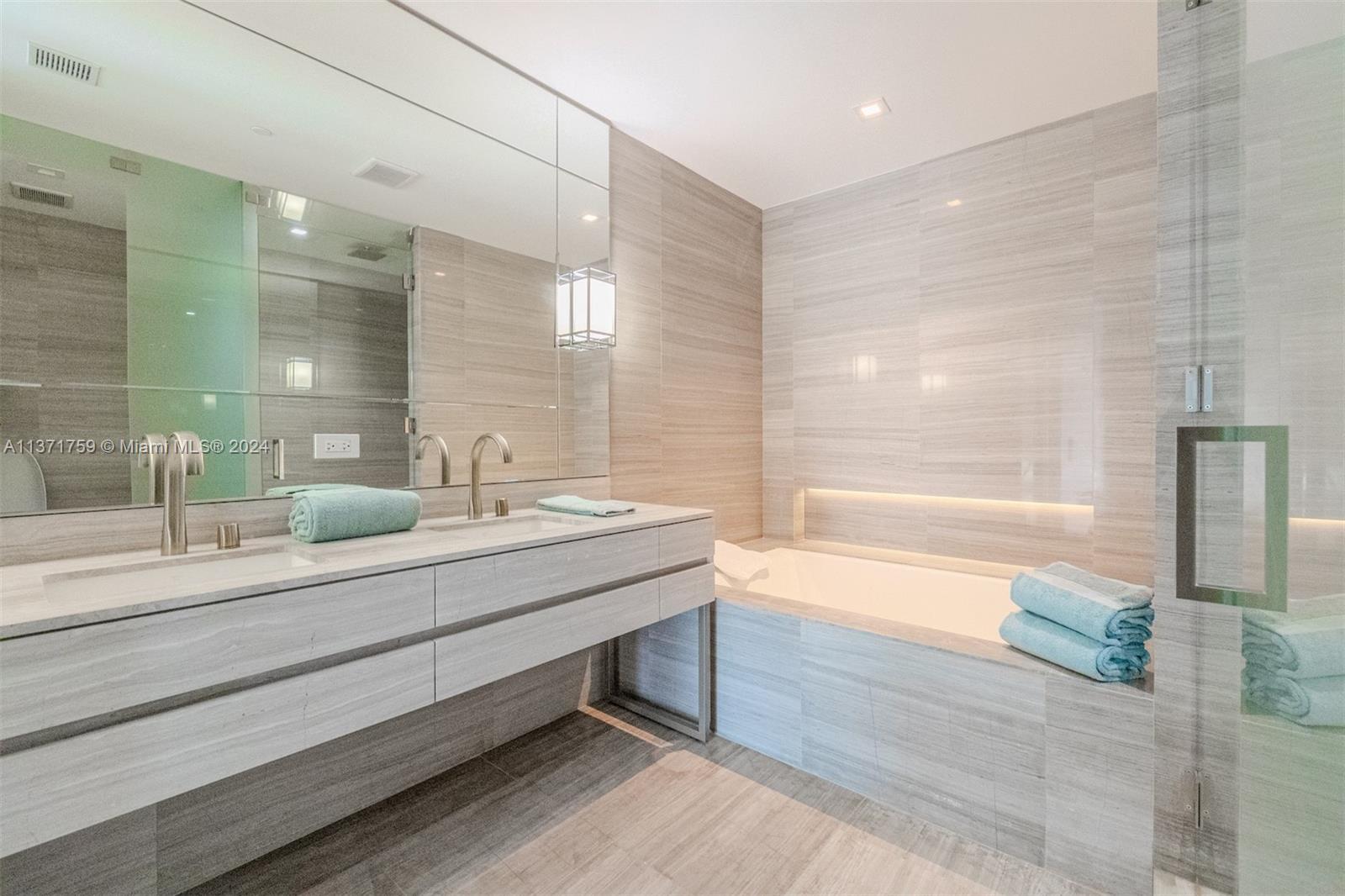 18975 Collins Ave, Sunny Isles Beach, FL, 33160 United States, 2 Bedrooms Bedrooms, ,2 BathroomsBathrooms,Residential,For Sale,Collins Ave,A11371759