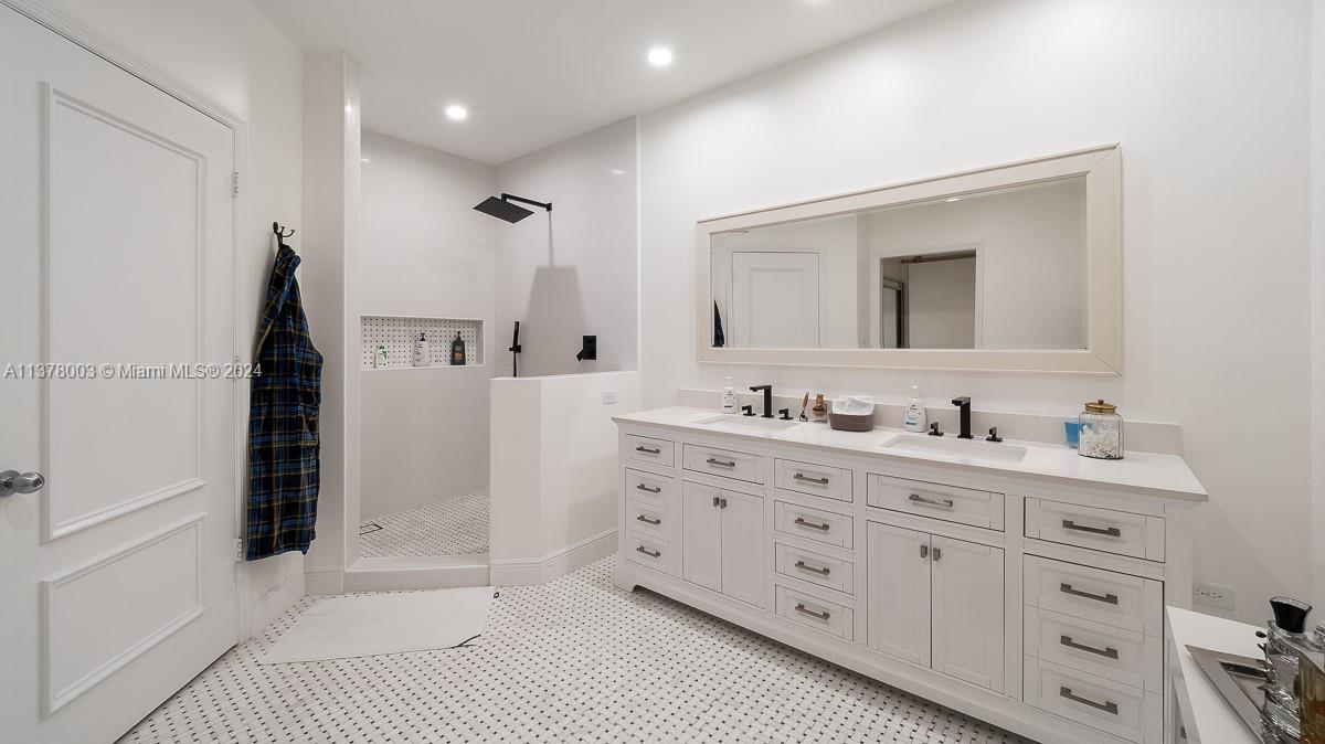 848 Brickell Key Dr, Miami, FL, 33131 United States, 4 Bedrooms Bedrooms, ,4 BathroomsBathrooms,Residential,For Sale,Brickell Key Dr,A11378003