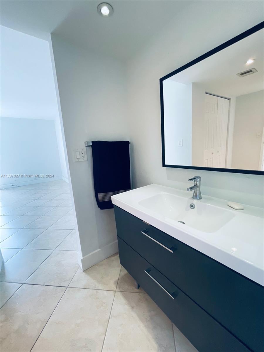 3625 N Country Club Dr 2010, Aventura, Florida 33180, 2 Bedrooms Bedrooms, ,2 BathroomsBathrooms,Residential,For Sale,3625 N Country Club Dr 2010,A11387027