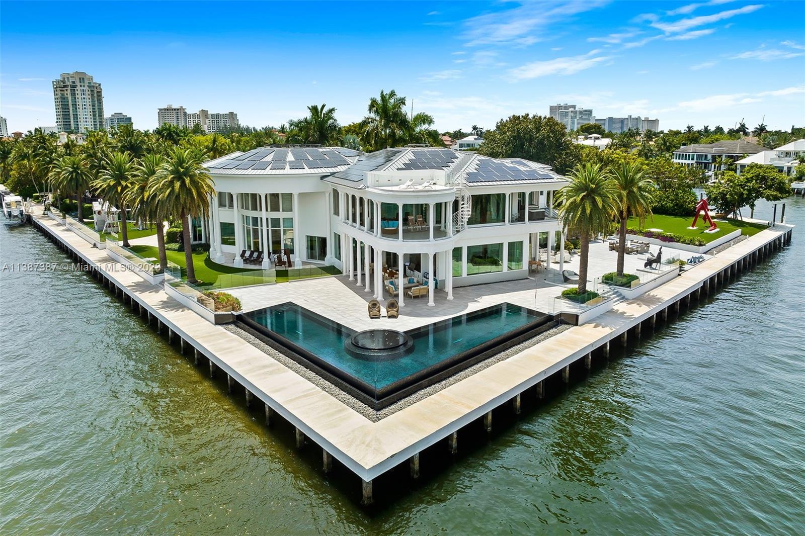 Aerial showing 1035 feet of linear dock.