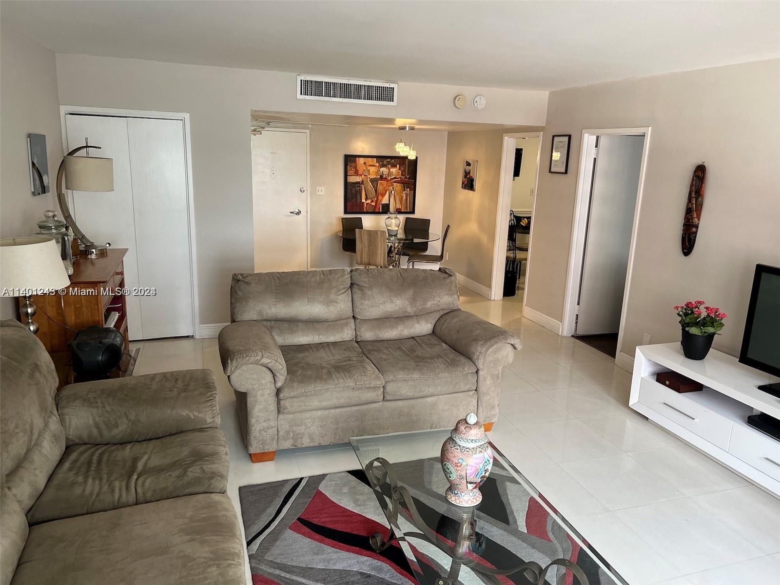5161 Collins 910, Miami Beach, Florida 33140, 1 Bedroom Bedrooms, ,1 BathroomBathrooms,Residentiallease,For Rent,5161 Collins 910,A11401243