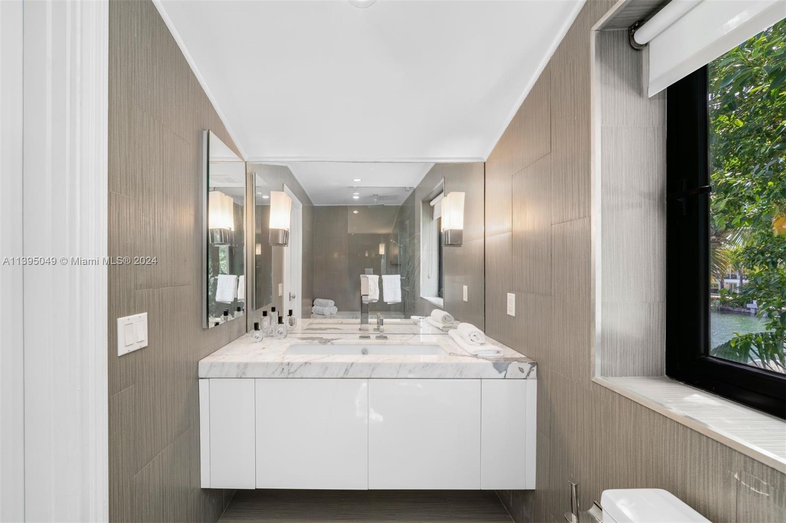 4315 N Meridian Ave, Miami Beach, Florida 33140, 4 Bedrooms Bedrooms, ,4 BathroomsBathrooms,Residential,For Sale,4315 N Meridian Ave,A11395049