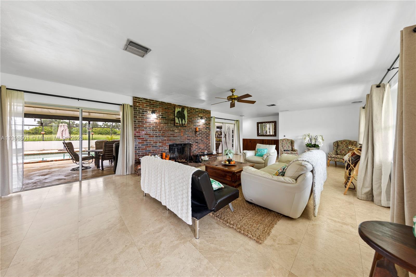WOOD BURNING FIREPLACE GREAT VIEW OF THE POOL/PATIO..