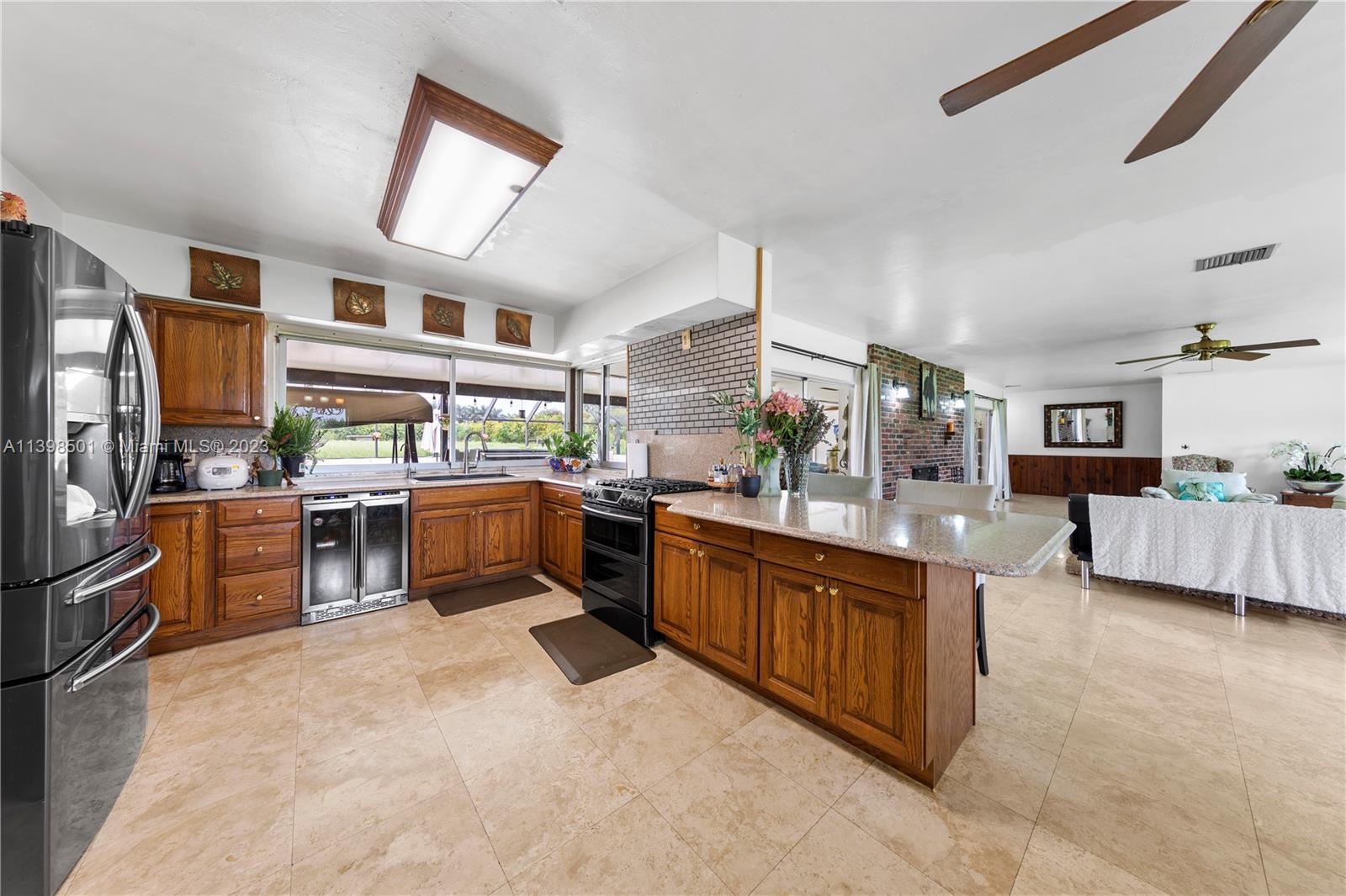 COUNTER BAR SHARES THE LIVING SPACE.