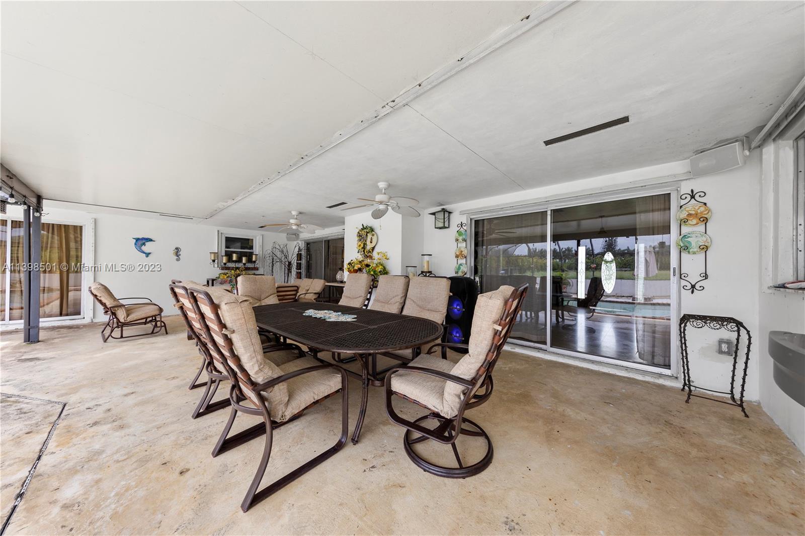 EXTERIOR DINING