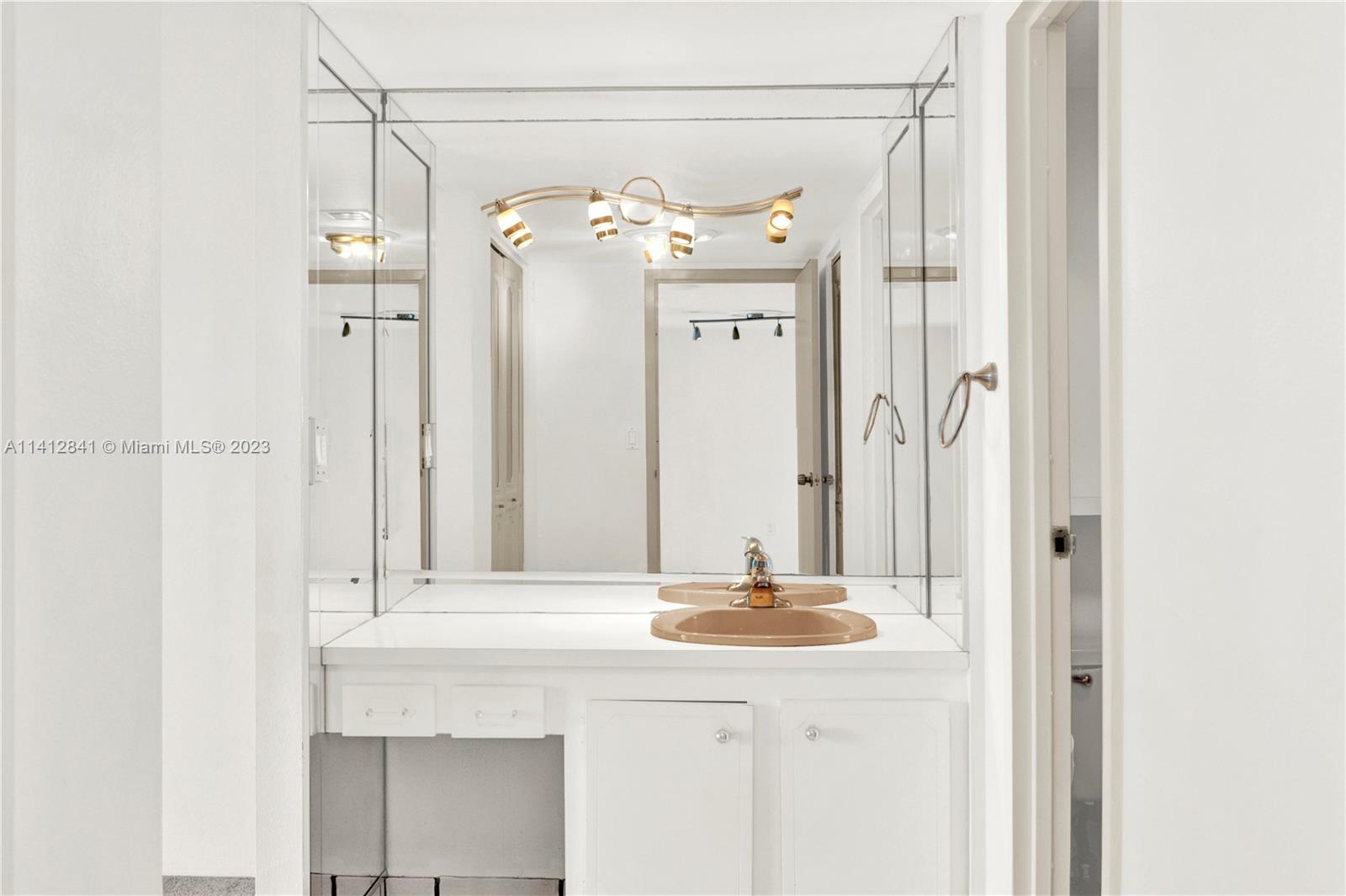 Master bathroom 1