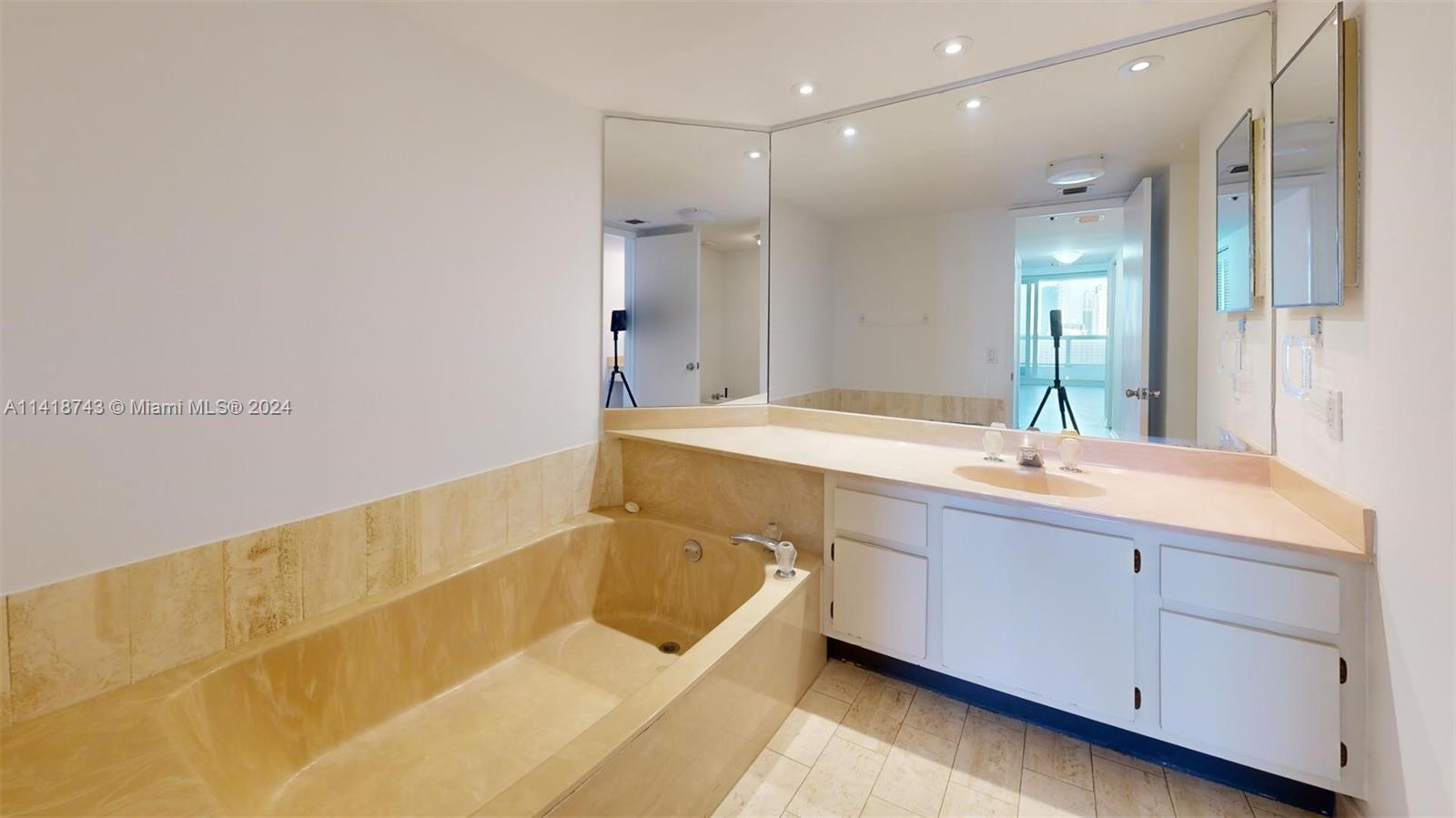 1717 N Bayshore Dr A-2236, Miami, Florida 33132, 2 Bedrooms Bedrooms, ,2 BathroomsBathrooms,Residentiallease,For Rent,1717 N Bayshore Dr A-2236,A11418743