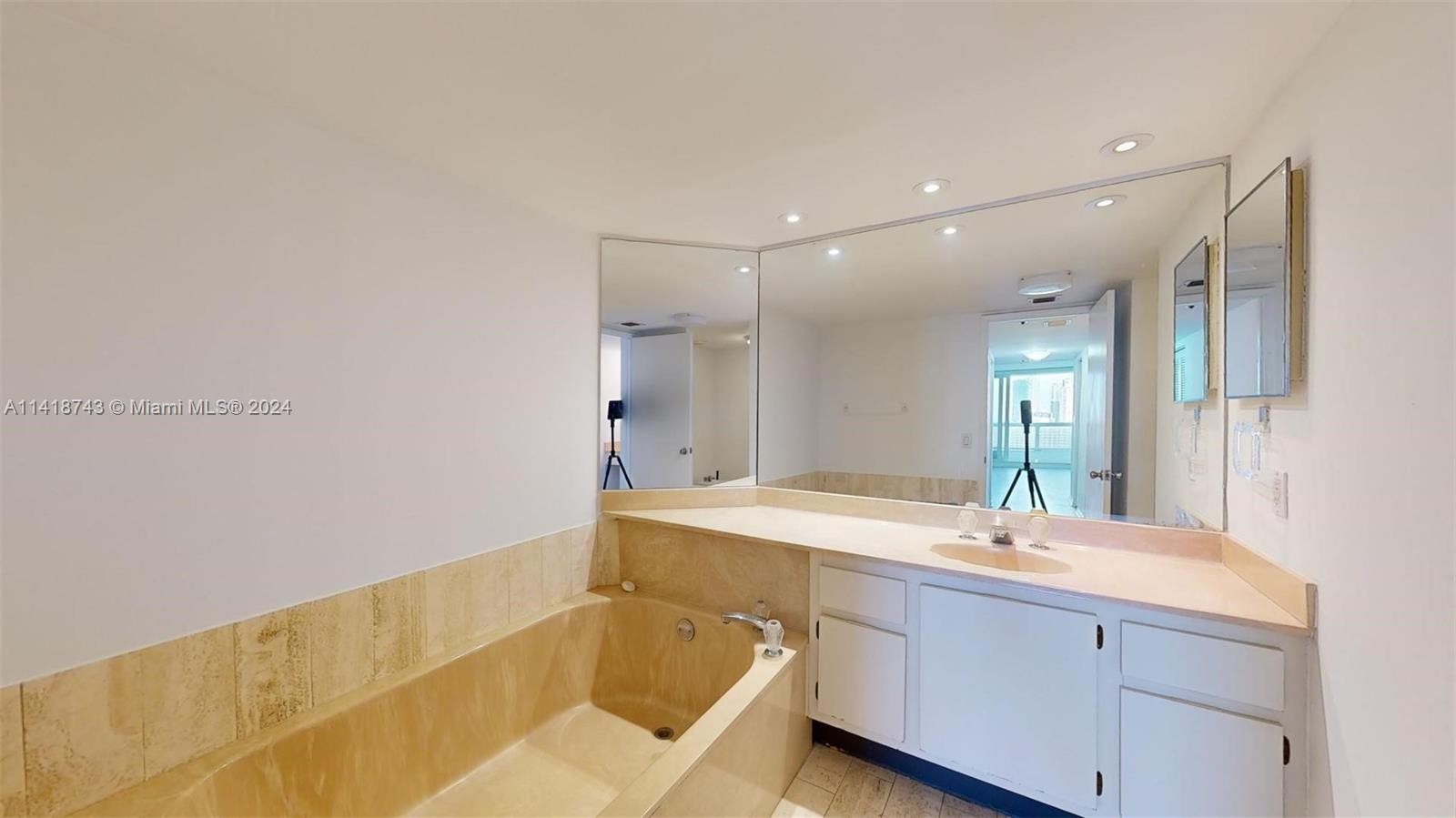 1717 N Bayshore Dr A-2236, Miami, Florida 33132, 2 Bedrooms Bedrooms, ,2 BathroomsBathrooms,Residentiallease,For Rent,1717 N Bayshore Dr A-2236,A11418743