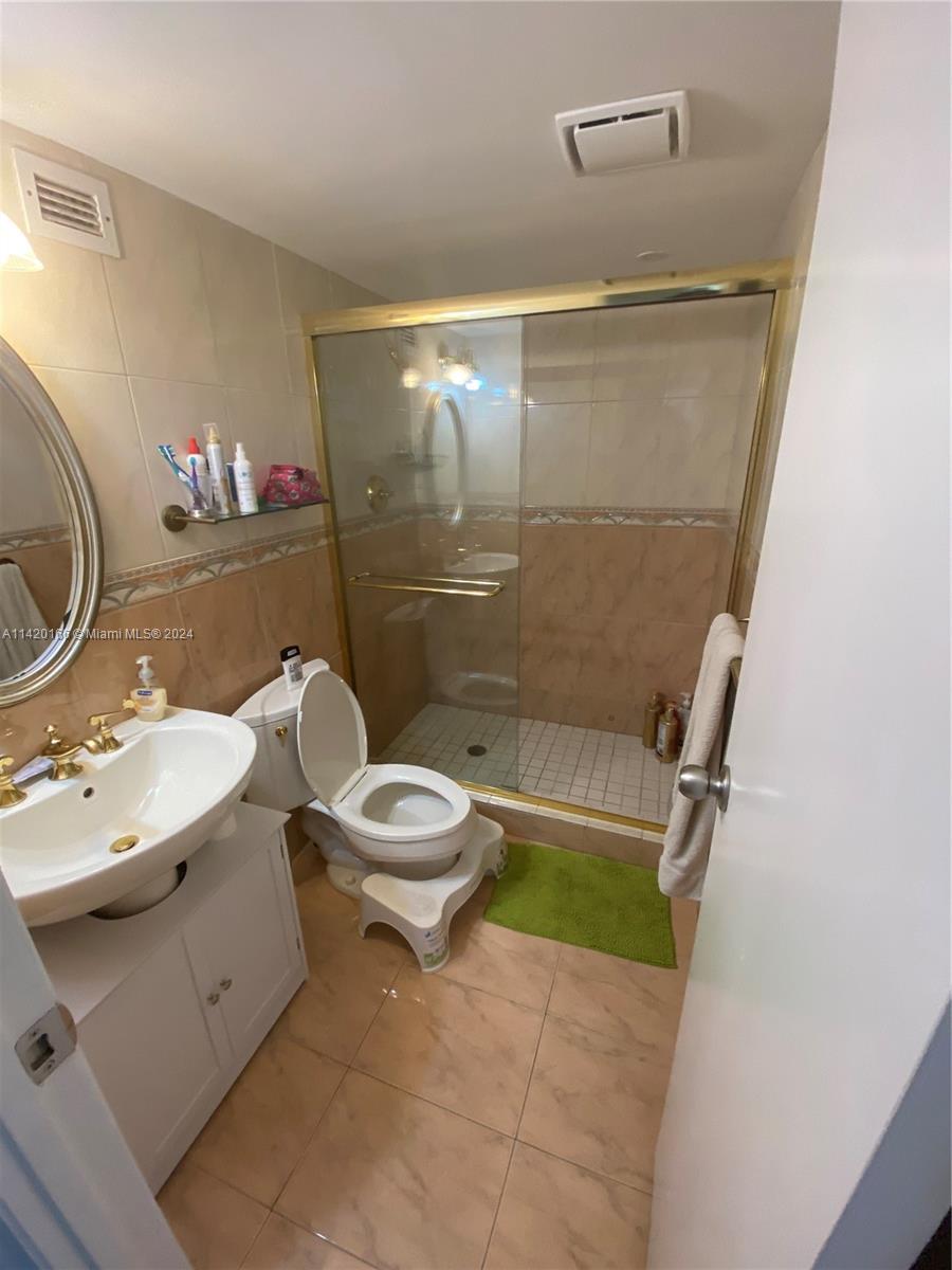 4101 Pine Tree Dr 1631, Miami Beach, Florida 33140, 2 Bedrooms Bedrooms, ,2 BathroomsBathrooms,Residential,For Sale,4101 Pine Tree Dr 1631,A11420166