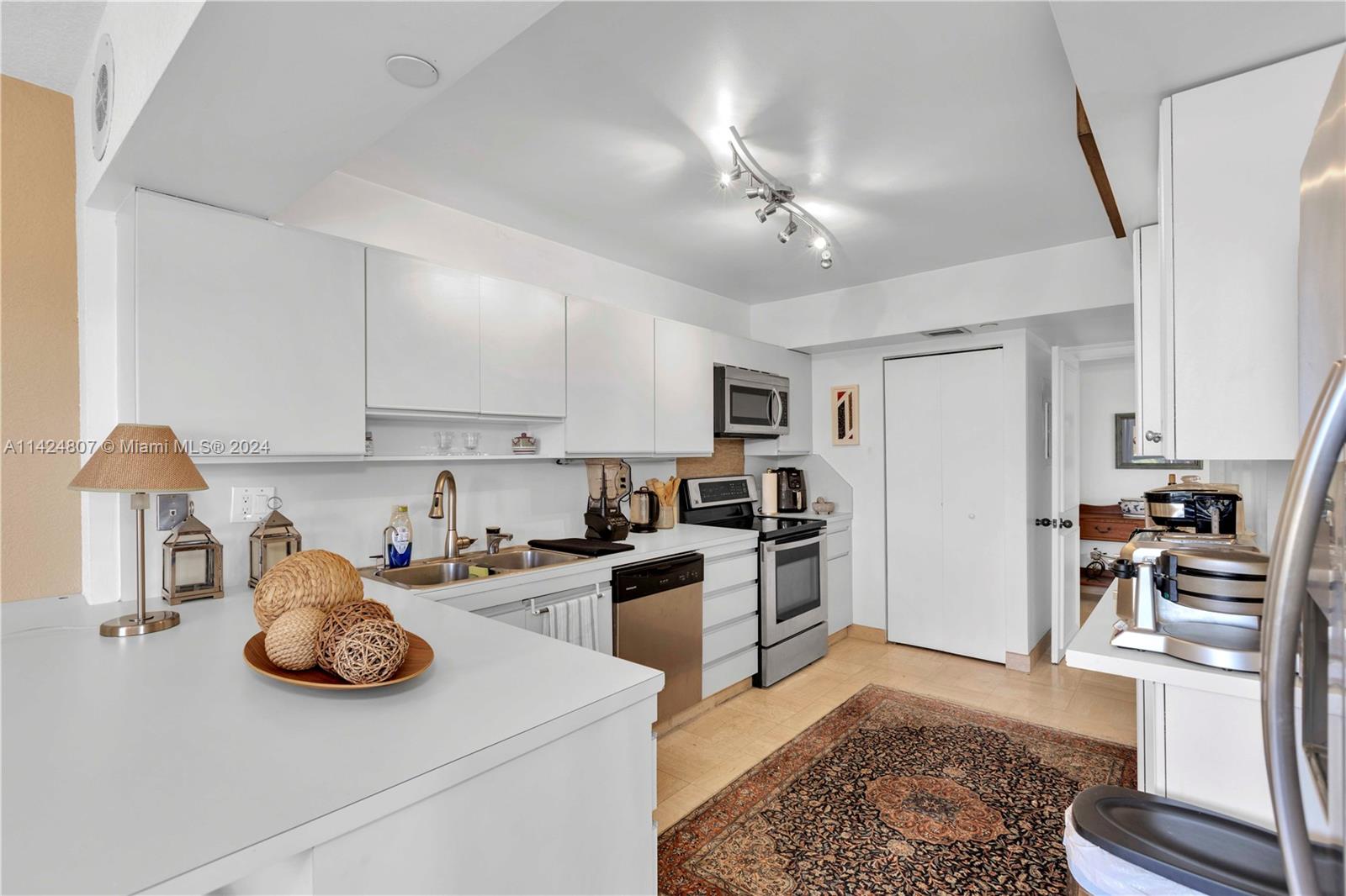 19667 Turnberry Way, Aventura, FL, 33180 United States, 2 Bedrooms Bedrooms, ,2 BathroomsBathrooms,Residential,For Sale,Turnberry Way,A11424807