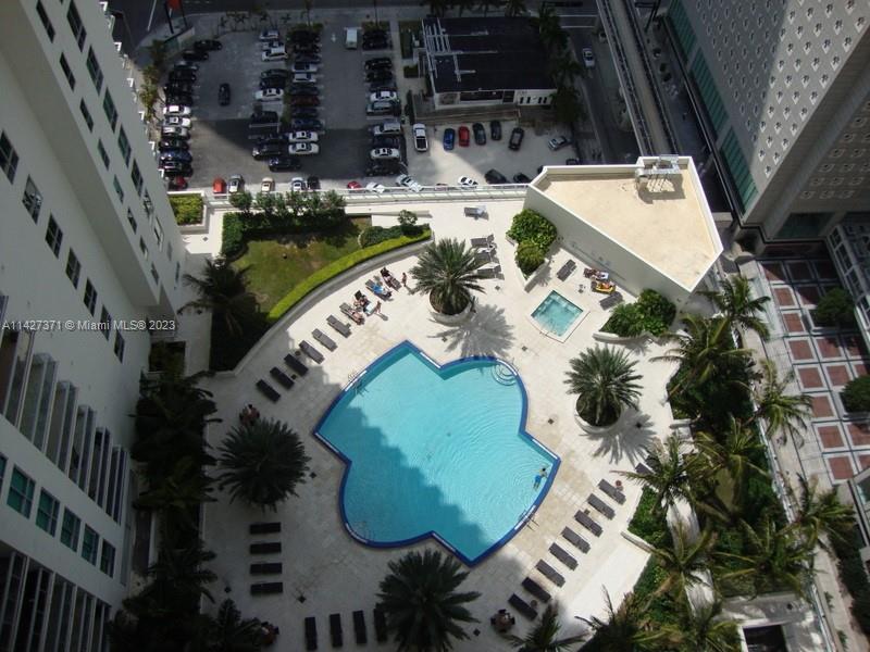 great apt. in the Met 1 Building. Granite kitchen with italian wood cabinets. washer/dryer in unit. one covered parking.Enjoy High class living.restaurants, food shopping stores at your fingertips. Enjoy the Miami Life Choose this one. Can be rented furnished or unfurnished. Pool is being repaired. now out of commission.