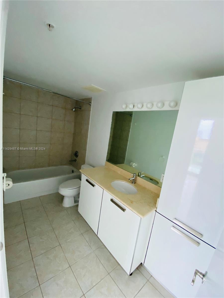 Full bathroom in second bedroom