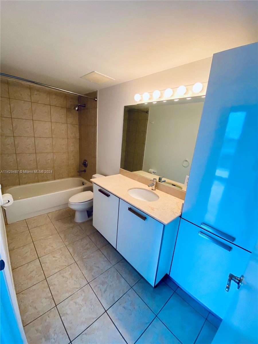 Full bathroom in second bedroom