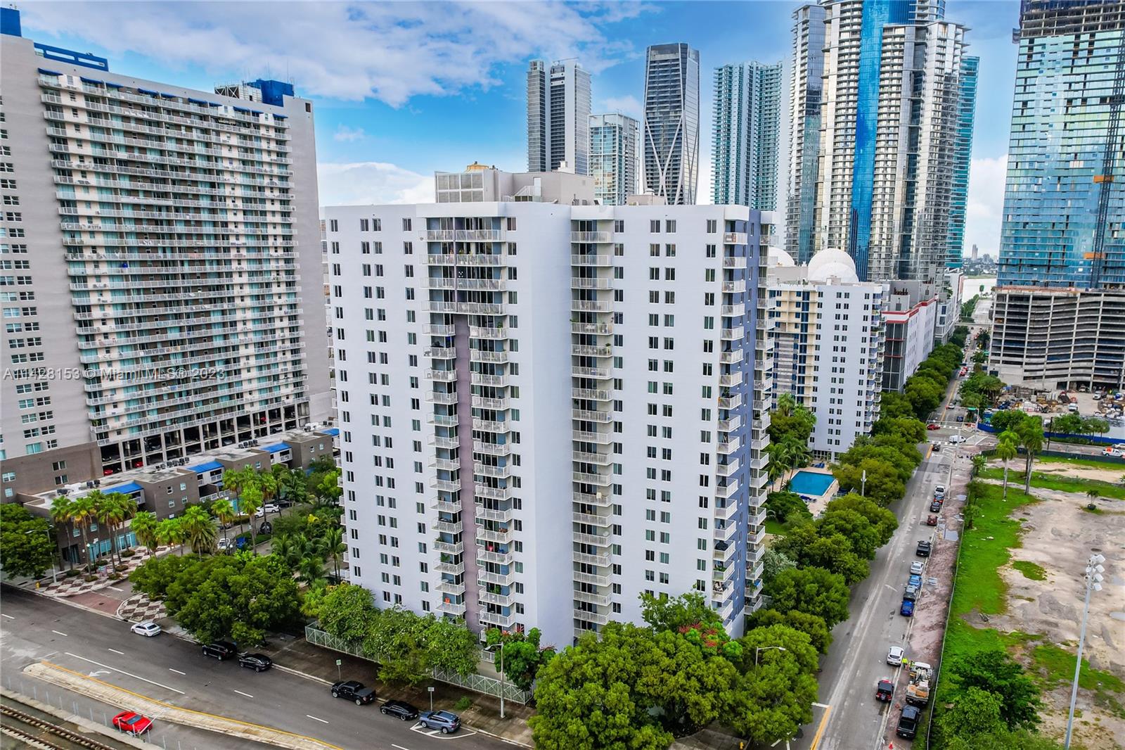 Located in the heart of Downtown Miami,a few blocks away of American Airlines Arena
