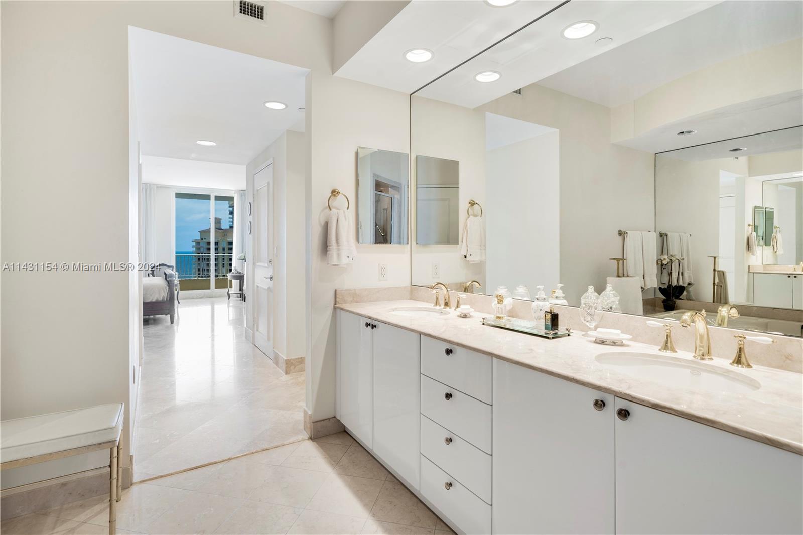 Fancy large bathroom