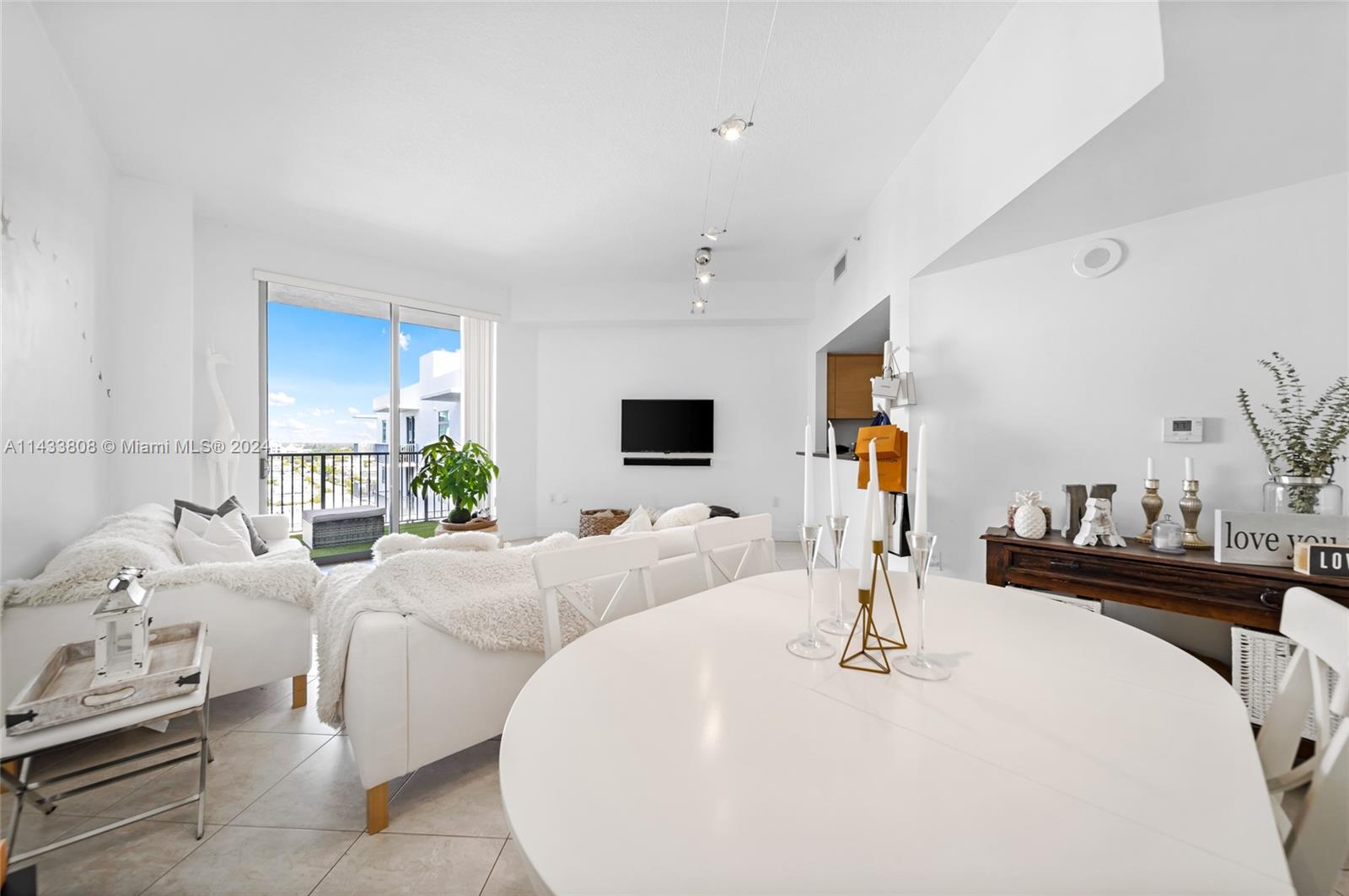 140 S Dixie Hwy 1008, Hollywood, Florida 33020, 1 Bedroom Bedrooms, ,1 BathroomBathrooms,Residential,For Sale,140 S Dixie Hwy 1008,A11433808