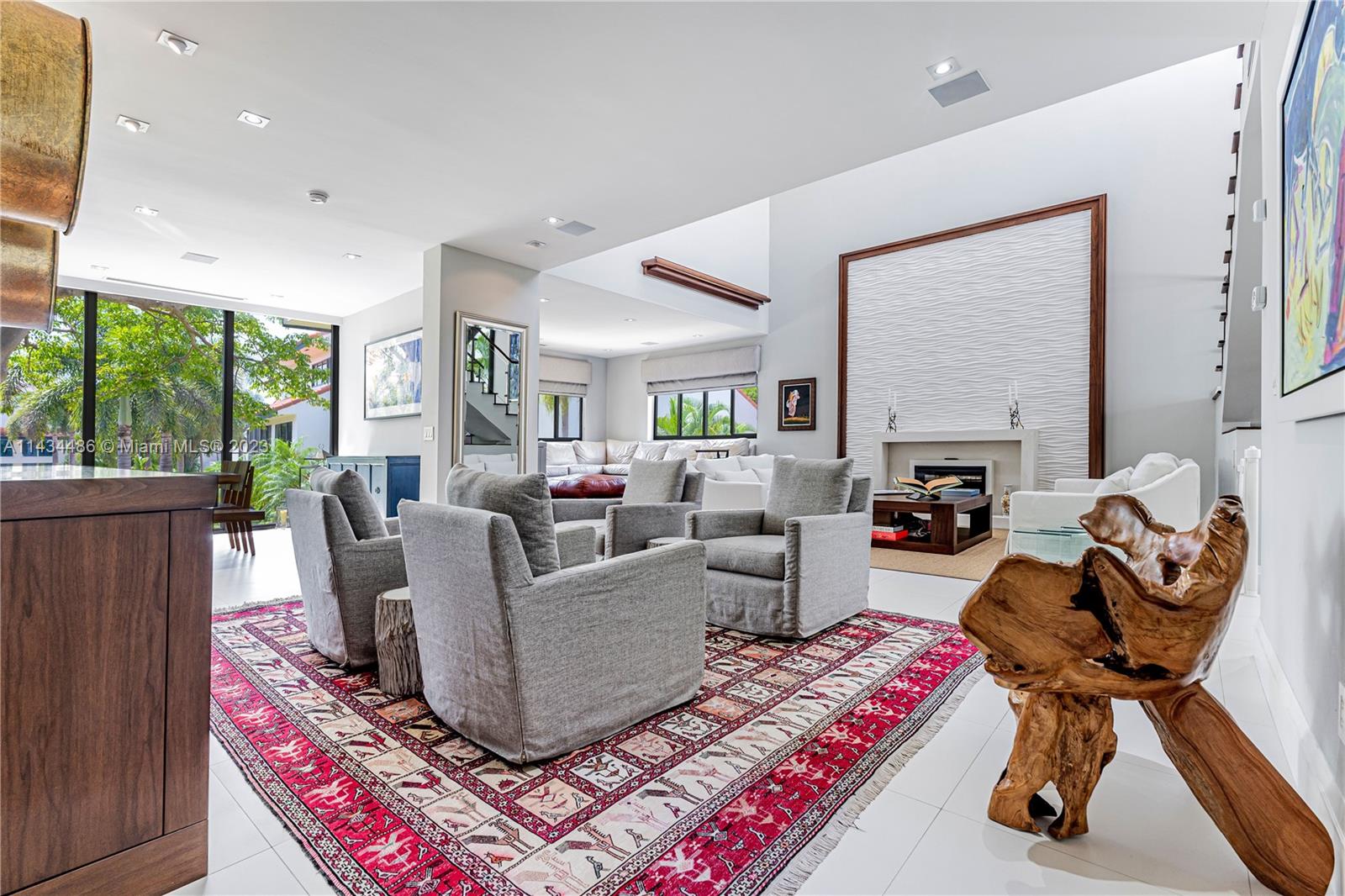 Separate Sitting Area/2nd Living area