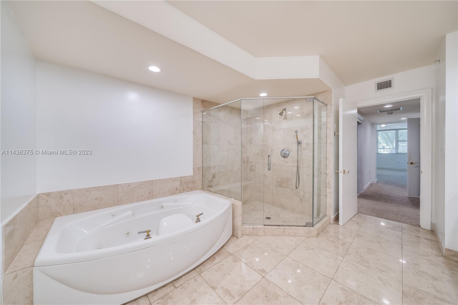 20201 E Country Club Dr 404, Aventura, FL 33180, 2 Bedrooms Bedrooms, ,2 BathroomsBathrooms,Residential,For Sale,Country Club Dr,A11436375