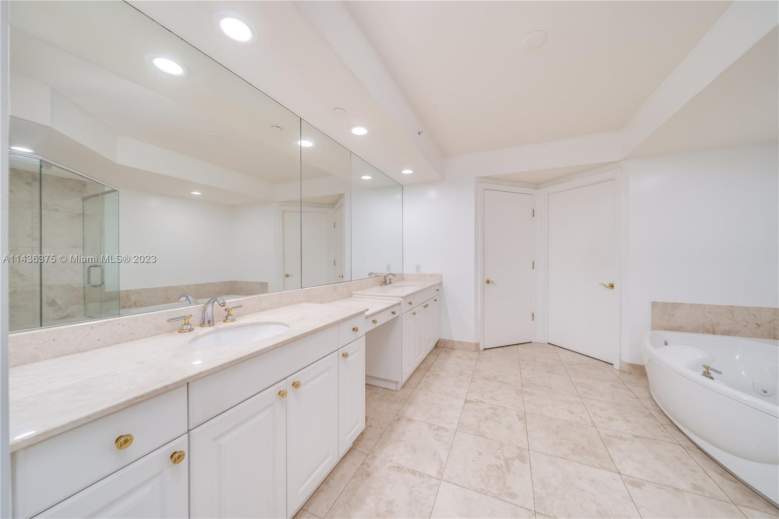 20201 E Country Club Dr 404, Aventura, FL 33180, 2 Bedrooms Bedrooms, ,2 BathroomsBathrooms,Residential,For Sale,Country Club Dr,A11436375