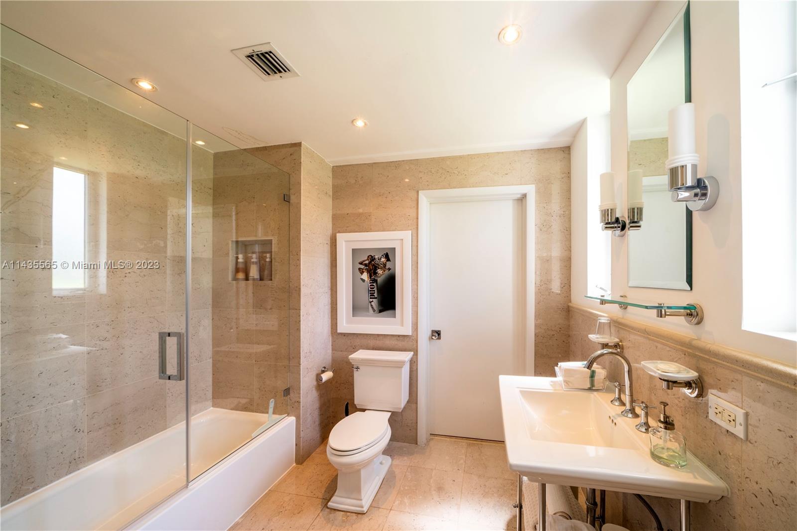 Bathroom connecting the 2 downstairs bedrooms.