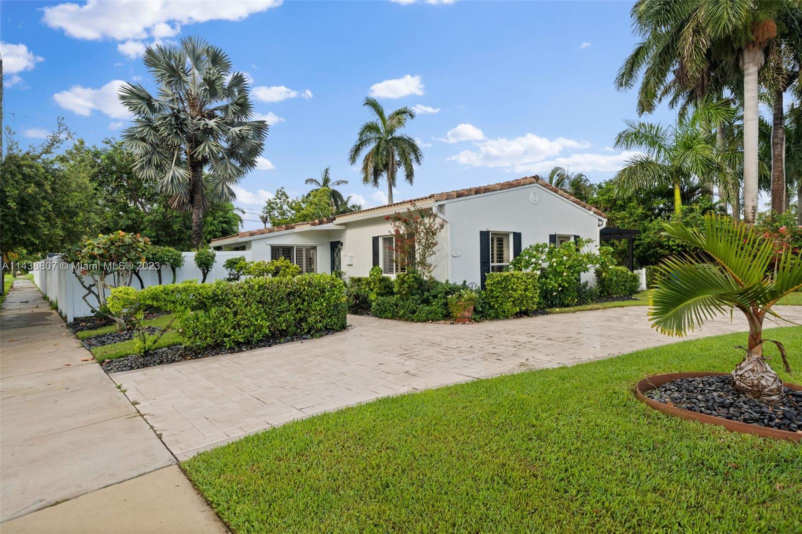 924 NE 4th St  For Sale A11438807, FL