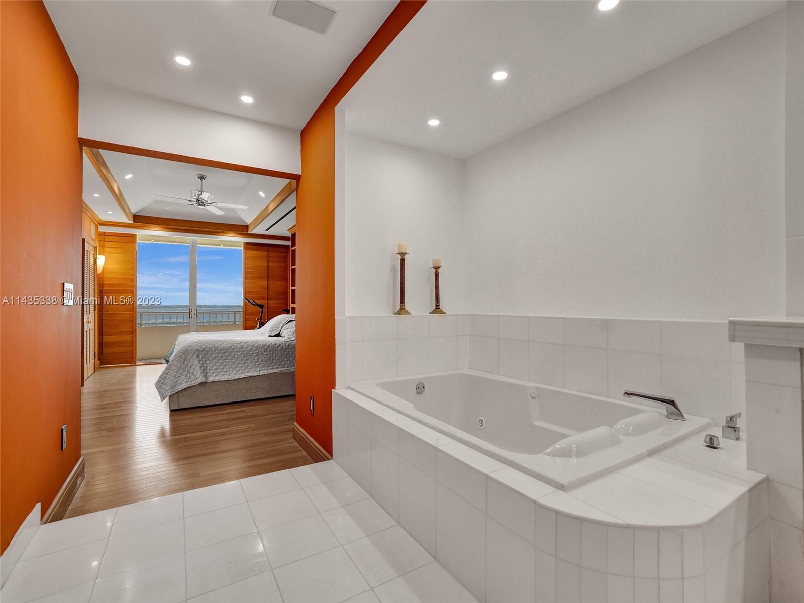 Master Bathroom
Jacuzzi Tub