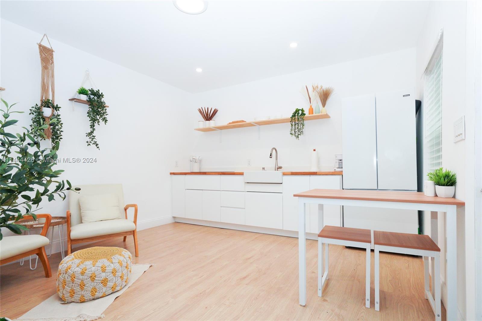 6401 NW 1st Pl, Miami, Florida 33150, 6 Bedrooms Bedrooms, ,3 BathroomsBathrooms,Residentiallease,For Rent,6401 NW 1st Pl,A11444426