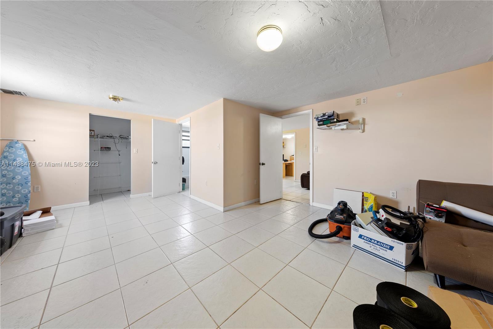 BLDG 1 OVERSIZED ROOM