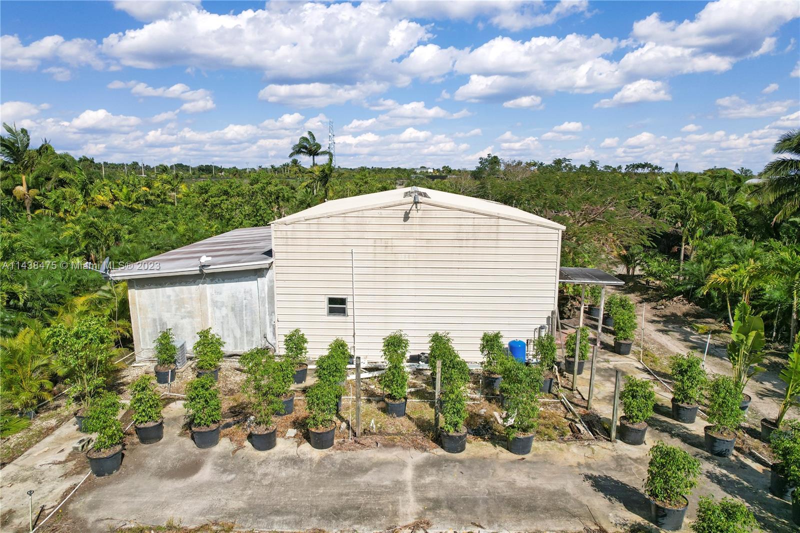 BLDG 2... HAS A 2/1 PLUS WORKERS QRTS