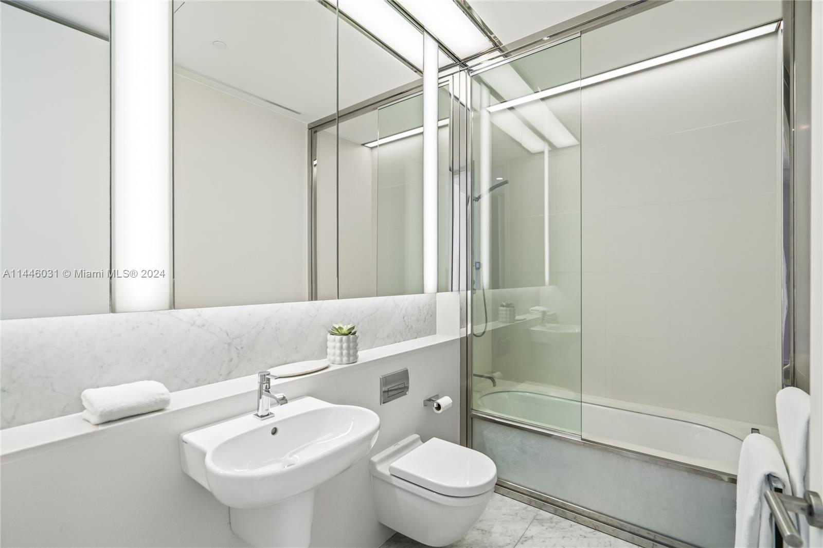 3315 Collins Ave, Miami Beach, FL, 33140 United States, 2 Bedrooms Bedrooms, ,2 BathroomsBathrooms,Residential,For Sale,Collins Ave,A11446031