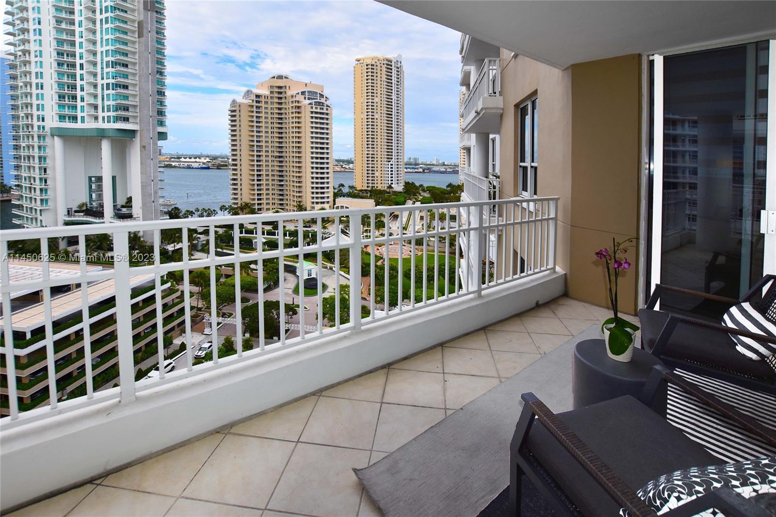 Live the Island Lifestyle at its best in heart of Brickell. tastefully remodeled and large 1 bed/1.5 bath condo in the exclusive Brickell Key Island. unit features gorgeous granite countertops. TWO PARKING SPACES. Building features resort style amenities, full gym, spa, racquetball, child play area, security and more. Perfect location with only steps away from Brickell City Centre, great shopping, restaurants, supermarkets and minutes from Miami Beach, Coconut Grove and Downtown. Feel free to enjoy the views from your balcony as well as having the option to take pleasure in a run or  walk on the path around the entire island.