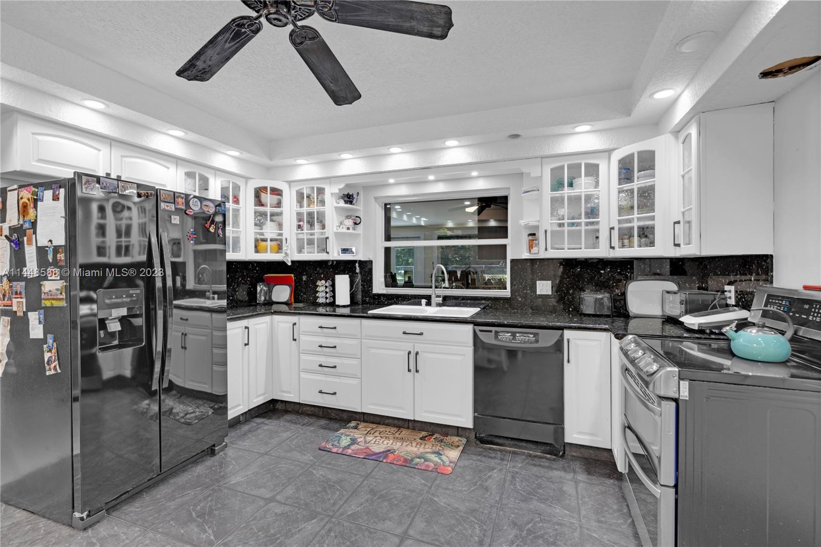 Large Kitchen with Breakfast Area