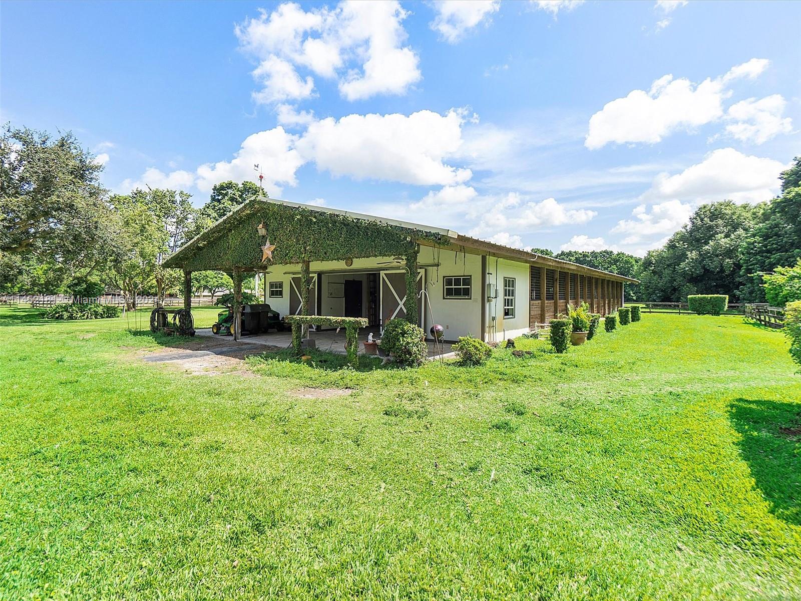 Stalls are North/South exposure