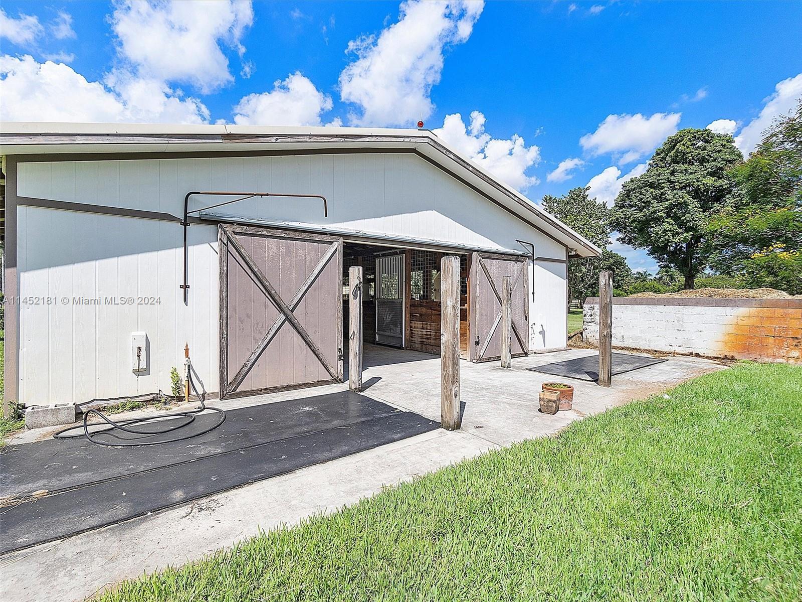 Wash stations & 2 manure bins in back