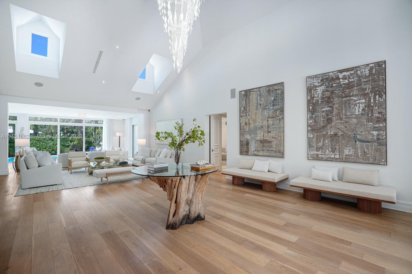 Entrance hall - living room