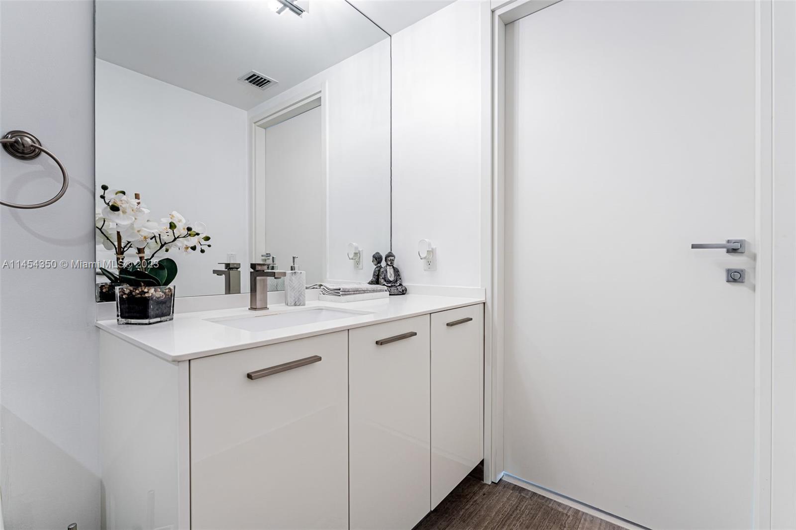 1300 Brickell Bay Dr 3601, Miami, Florida 33131, 2 Bedrooms Bedrooms, ,2 BathroomsBathrooms,Residentiallease,For Rent,1300 Brickell Bay Dr 3601,A11454350