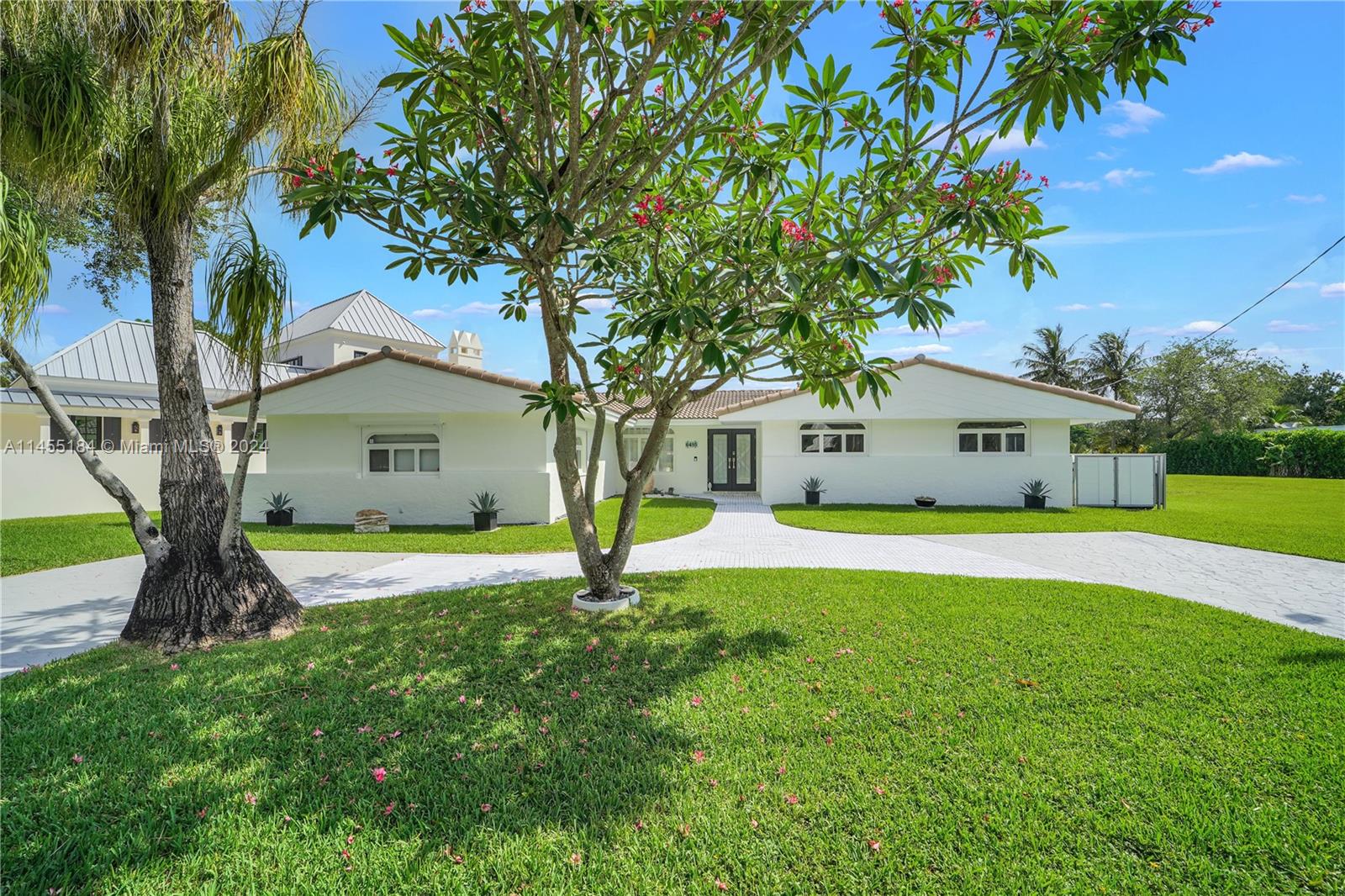6485 SW 52nd St  For Sale A11455184, FL