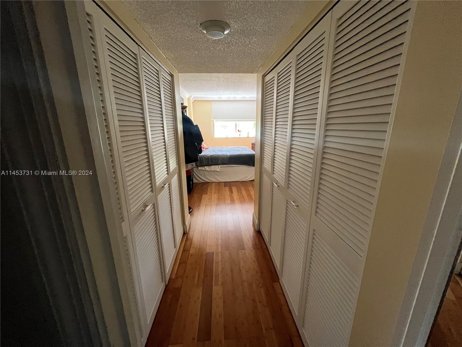 Walking closet hallway.
Very spatious walking closet. 
The closet separate the bathroom from the bedroom.
(photo from the bathroom)